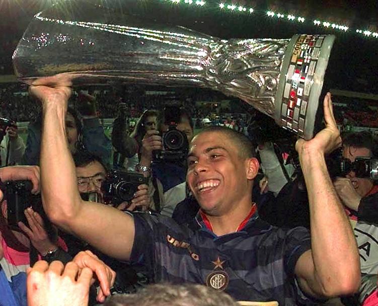 Parigi, Parco dei Principi: l’Inter sconfiggendo la Lazio in finale per 3-0 si aggiudic la Coppa Uefa edizione 1997-1998. Nella serata del 6 maggio 1998 segnarono Zamorano, J. Zanetti e Ronaldo (Ap)